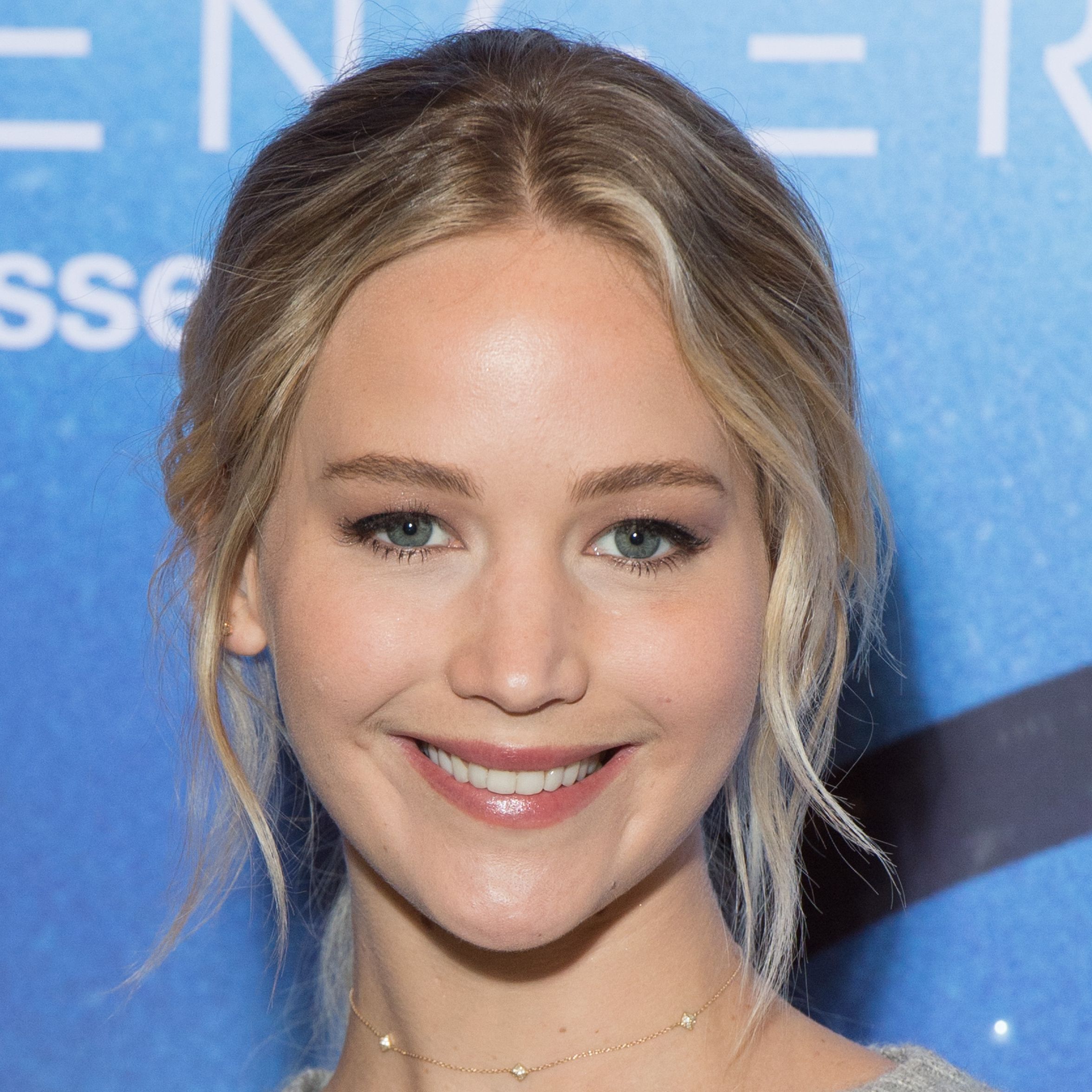 Jennifer Lawrence with eyelash extensions for hooded eyes