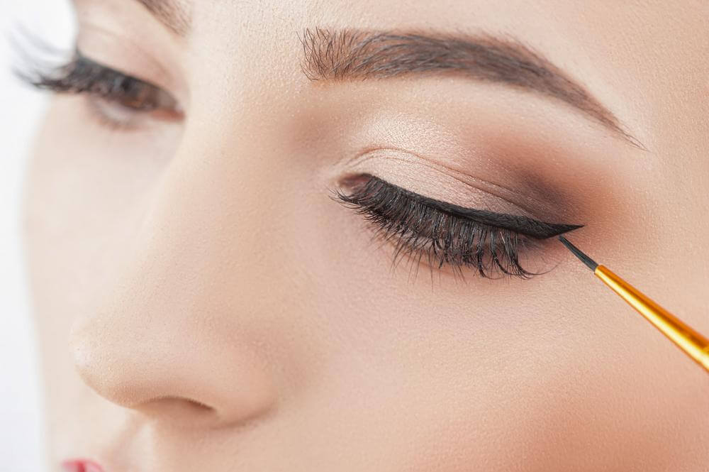 eyelash makeup with eyeliner