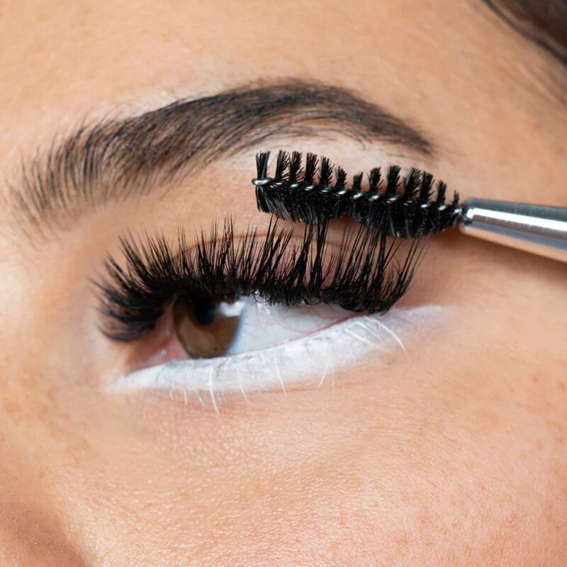 eyelash makeup with mascara