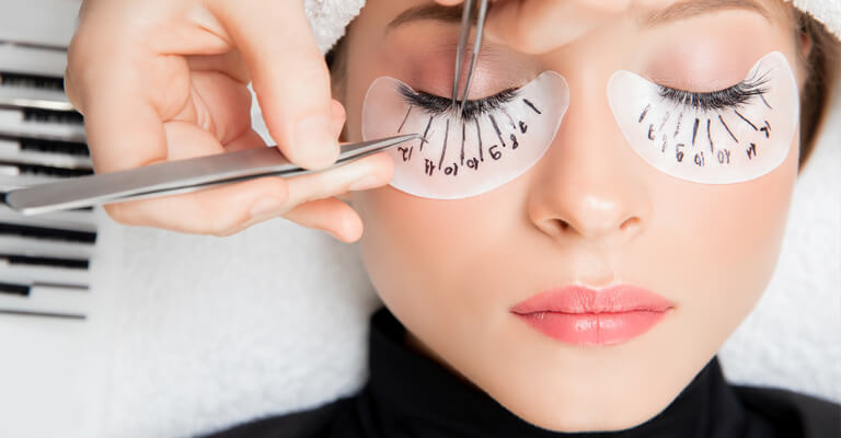 can you wear contacts while getting lash extensions