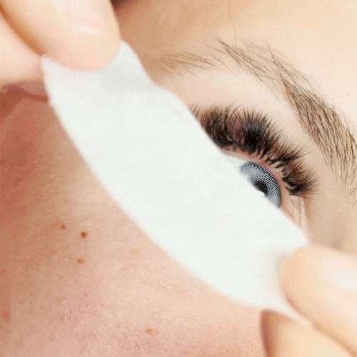 apply-gel-patch-on-the-bottom-lashes