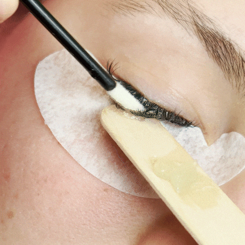 Common mistakes to avoid during lash extension removal apply-lash-extension-removal-cream