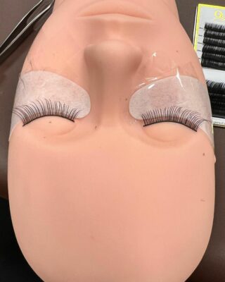 mannequin-head-or-practicing-eyelash-extensions