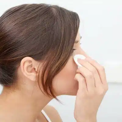 How to clean lashes extensions at home? Avoid tissues or cotton pads