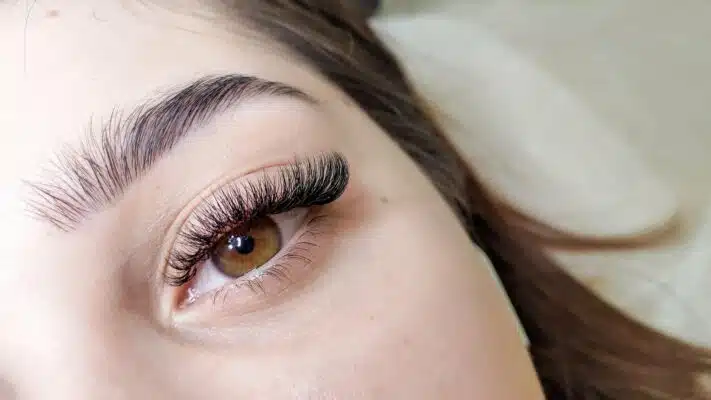 Choosing The Best Eyelash Extensions For Small Eyes hybrid lash extensions for small eyes