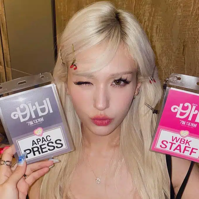 girl with manga lashes