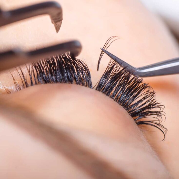 Lash Lift vs Lash Extensions - lash extensions application
