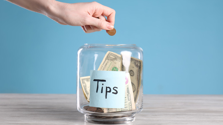 How much to tip lash extensions​