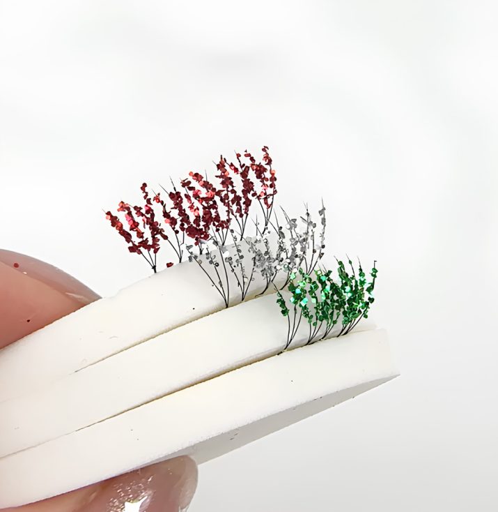 How to create sparkling glitter lash extensions for the holiday season? Glitter-eyelash-extensions