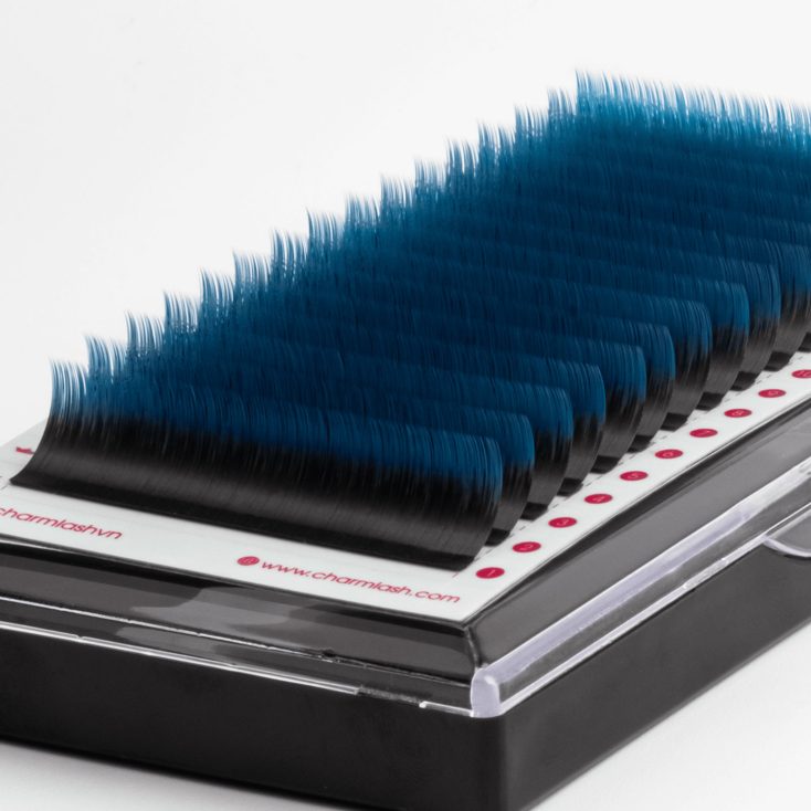 Two-toned-Blue-Eyelash-Extensions