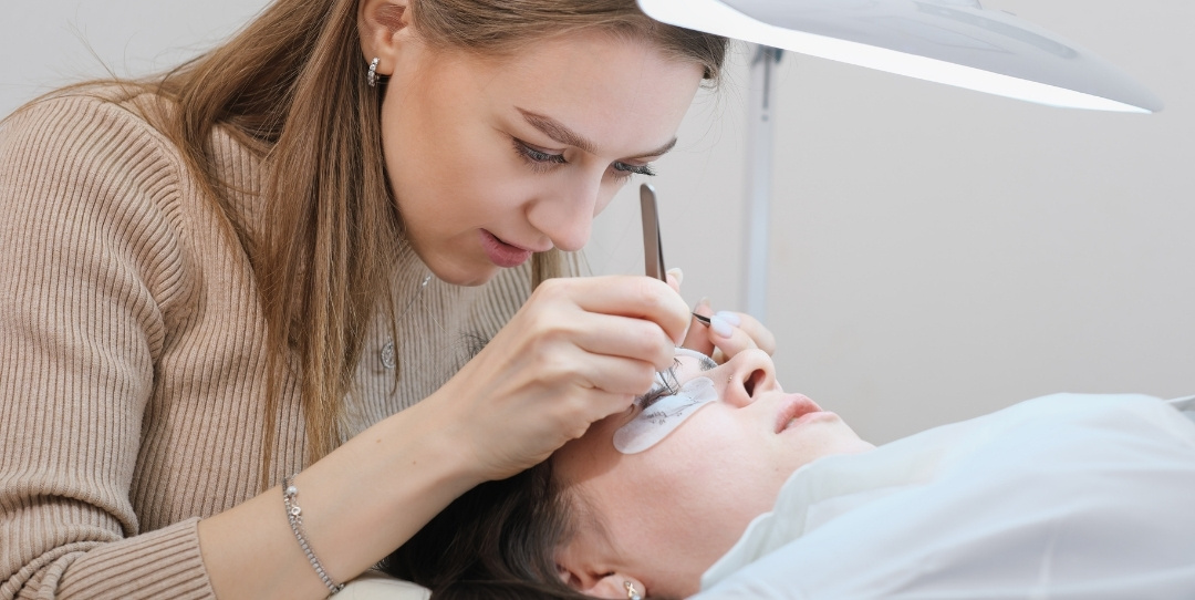 contact-mobile-lash-tech-for-removing-lash-extensions-at-home