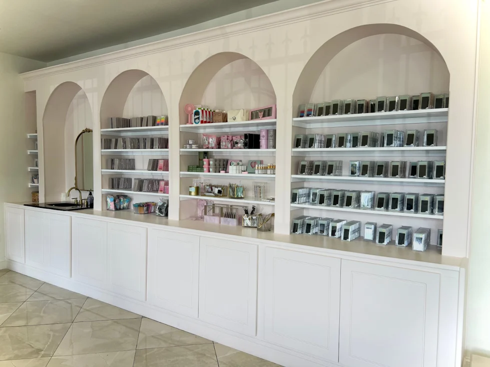 Affordable-lash-extension-supplies-from-Lash-Mood-displayed-in-a-studio-setting-—-ideal-for-lash-tech-startups