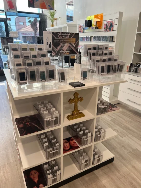 Lash-extension-supplies-from-Heavenly-Lashes-arranged-in-a-flat-lay-for-salon-professionals.