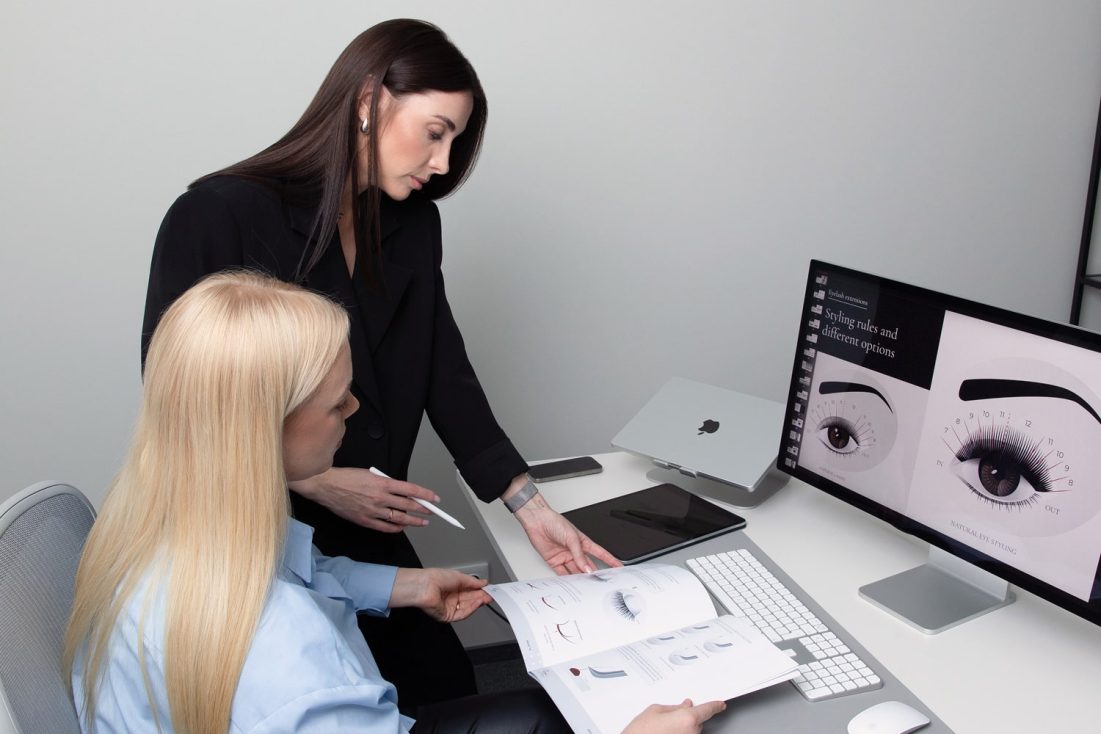 RM-lash-academy-trainer-in-in-person-lash-course