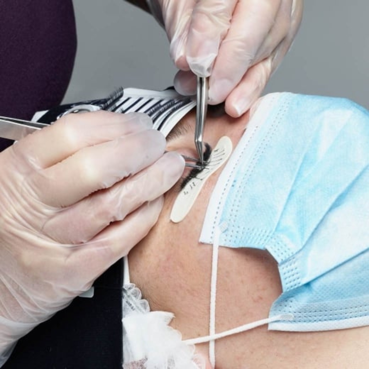 inside-the-course-of-Nouveau-Lash-eyelash-extension-courses