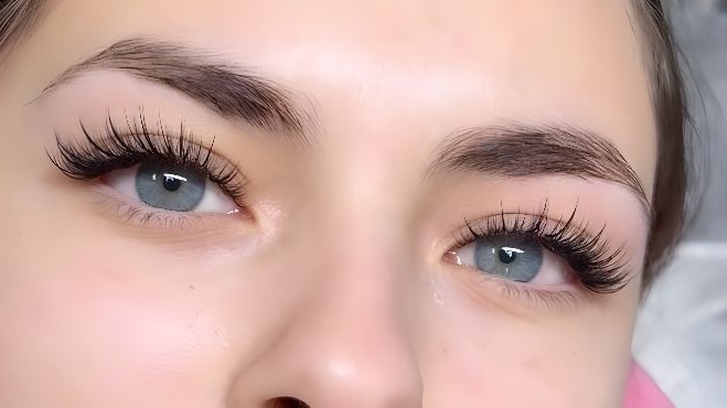 Wispy cat eye lashes: How to achieve this trendy lash style close-up-shot-of-wispy-cat-eye-laskes-style
