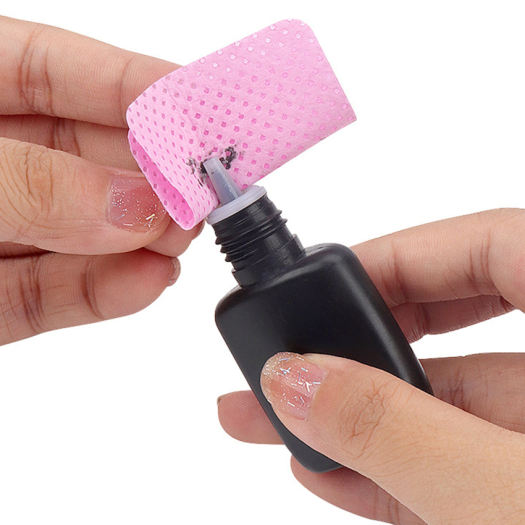 wipe the nozzle to prevent stingy lash extension glue