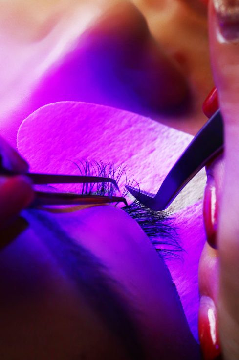 UV lash extensions curing under UV light